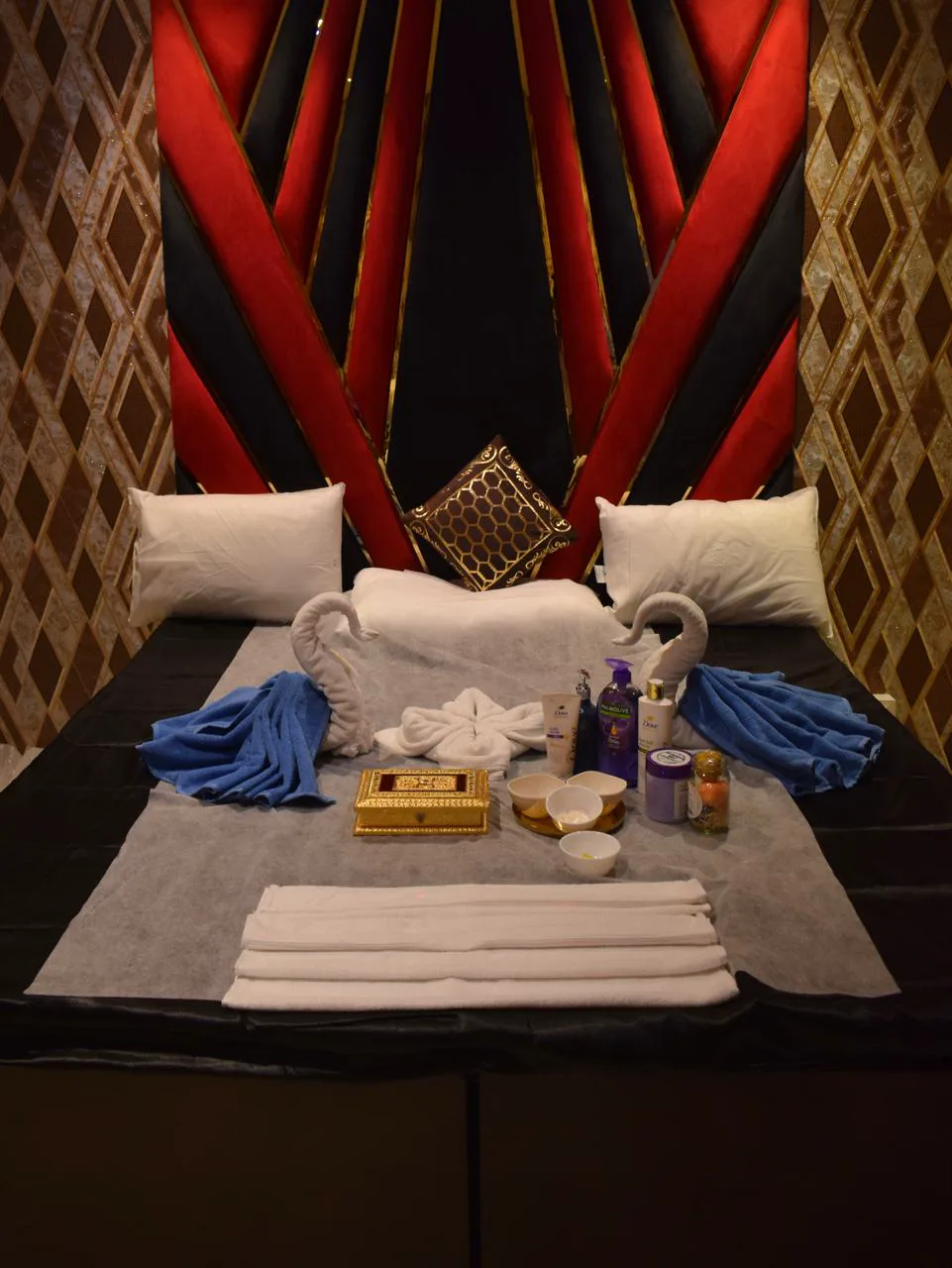 Couple Massage + Jacuzzi